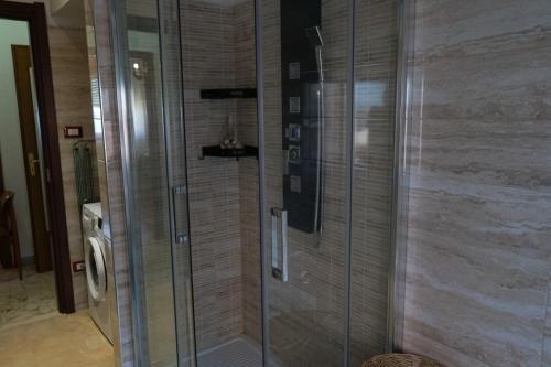 y baño con ducha y puerta de cristal. en Il nido del Cuculo en Termoli