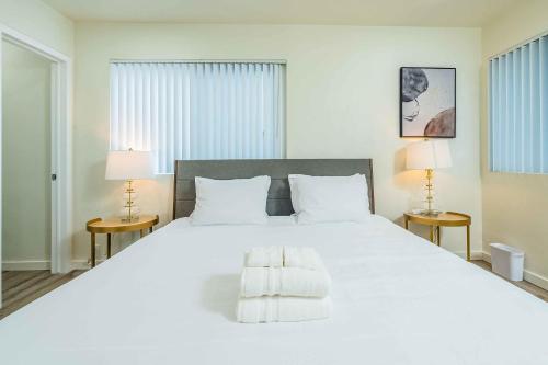 Ένα ή περισσότερα κρεβάτια σε δωμάτιο στο 2B2B New Remodel King Bed