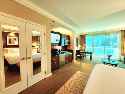 Postel nebo postele na pokoji v ubytování The Signature at MGM Condo! Stunning Strip Views & No Resort Fees!