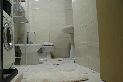 y baño con aseo y lavamanos. en Pine Apartment Tirana, en Tirana