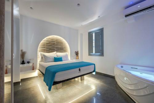 EmporioにあるBlackStone Luxury Suitesのベッドルーム1室(ベッド1台、バスタブ付)