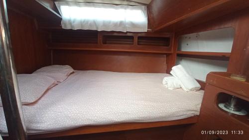 sypialnia z 2 łóżkami piętrowymi w łodzi w obiekcie Best Barcelona boat experience w Barcelonie