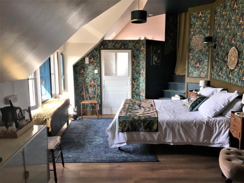 - une chambre avec un lit king-size et un escalier dans l'établissement Bed and Breakfast à Rochefort-en-Terre, à Rochefort-en-Terre