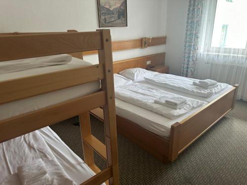 Katil dua tingkat atau katil-katil dua tingkat dalam bilik di Torrenerhof