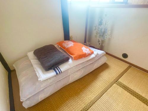 昭和レトロなgesuthouse ウエダイラハウスにあるベッド