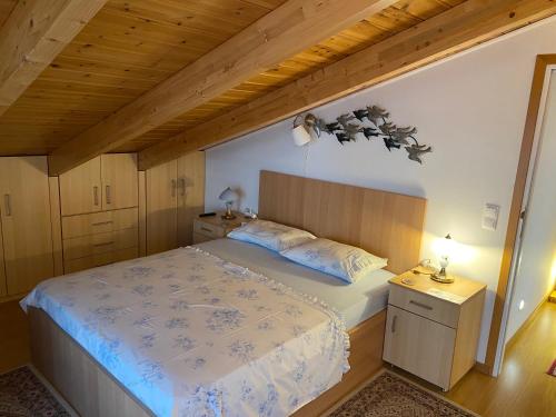 um quarto com uma cama e um tecto de madeira em Siga Siga Apartment em Mégara