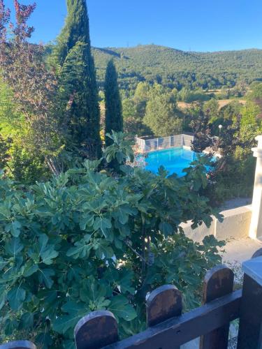 Vous bénéficierez d'une vue sur la piscine depuis le jardin. dans l'établissement Mazet 43, à Saint-Martin-de-Brômes