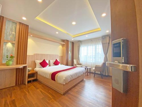 Hotel Nilakantha Pvt. Ltd في كاتماندو: غرفه فندقيه سرير وتلفزيون