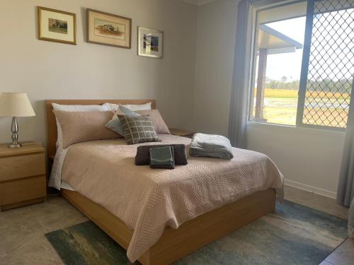 um quarto com uma cama com um livro em Freyjas Guest Suite em Curra