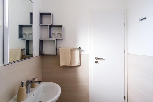 La salle de bains est pourvue d'un lavabo et d'une douche. dans l'établissement Apartments Grape, à Pirovac