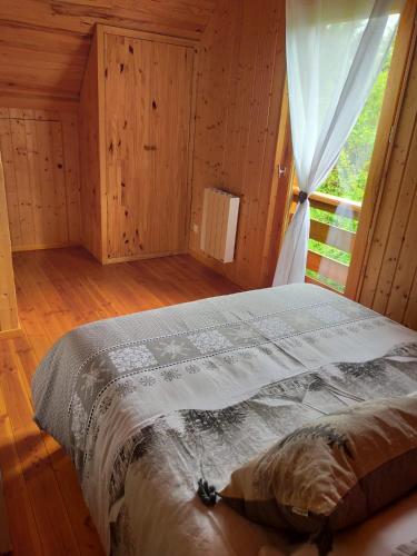Postel nebo postele na pokoji v ubytování Gite Le Chalet SaintAnthème / Prabouré