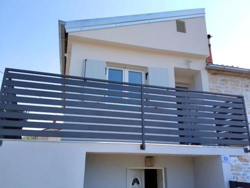 a metal balcony on the side of a building at Apartment Valentino in Vabriga
