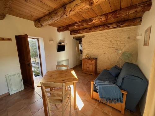 une chambre avec un lit et une table dans une pièce dans l'établissement LA PATISSERIE, à Saint-Sauveur-de-Cruzières
