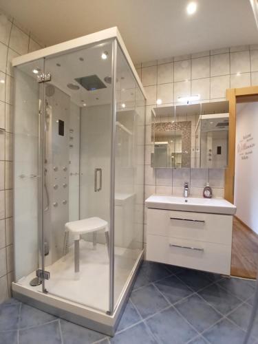 Kylpyhuone majoituspaikassa Appartementhaus Fink