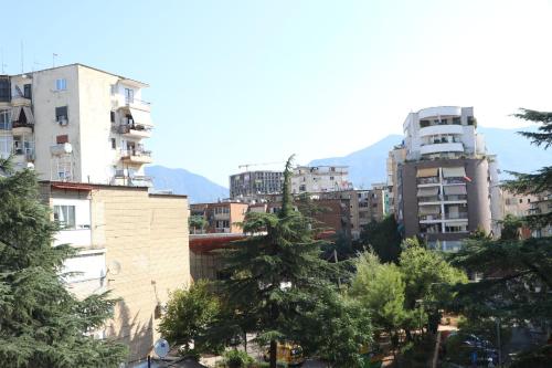 vistas a una ciudad con edificios y árboles en Pine Apartment Tirana, en Tirana