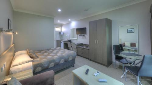 Una cocina o zona de cocina en Barrass's John Bright Motor Inn