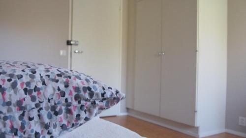 Lumi Room في روفانييمي: غرفة نوم مع وسادة على سرير
