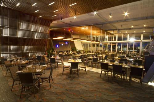 Restaurace v ubytování Calamvale Hotel Suites and Conference Centre