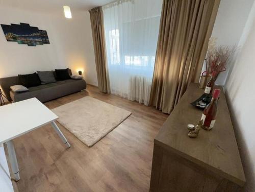 sala de estar con sofá y mesa en Apartament in Regim Hotelier, en Bacău