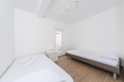 Un pat sau paturi într-o cameră la Apartment X Budva Boulevard