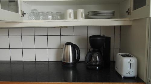 Příslušenství pro přípravu čaje a kávy v ubytování Jänkä Room