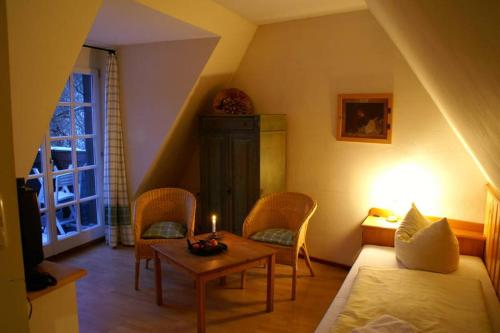 SPA-Resort Landlust in Dresden في درسدن: غرفة نوم بسرير وطاولة وكراسي