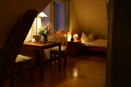 Habitación con mesa y dormitorio con cama. en SPA-Resort Landlust in Dresden en Dresden