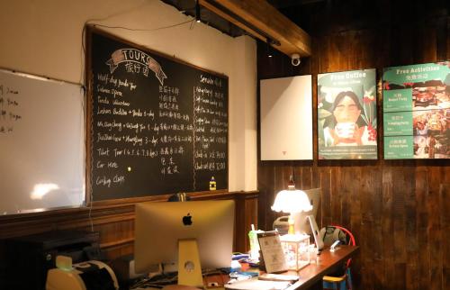 Fotografie z fotogalerie ubytování SONDERIA Lazybones Hostel-Wenshu Temple Side,Near Chenghuangmiao Metro,Cozy Hostel with All-Day Brunch, Travel Agency & Local Bar Vibes v destinaci Čcheng-tu