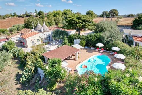 vista aerea di un resort con piscina di B&B Mirella ad Alberobello