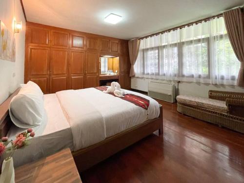 1 dormitorio con 1 cama grande y 1 sofá en Lanaro House, en Chiang Mai