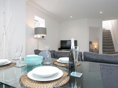 TV a/nebo společenská místnost v ubytování Pass the Keys Modern 2 bed Apartment in Rhosneigr