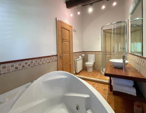 a large bathroom with a large tub and a sink at Espectacular casa en Covelo in Covelo