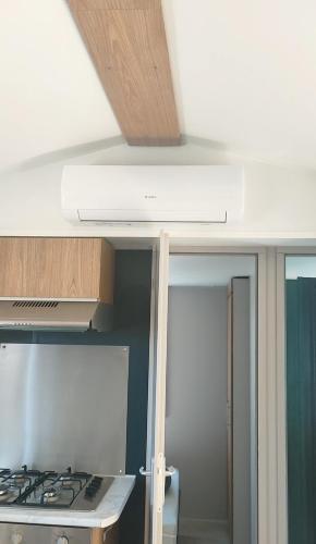 a kitchen with a stove and a ceiling at Mobil home spacieux in Seignosse