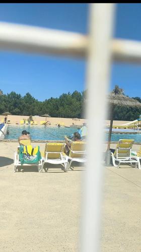 un groupe de personnes assis sur des chaises longues sur une plage dans l'établissement Mobil home spacieux, à Seignosse