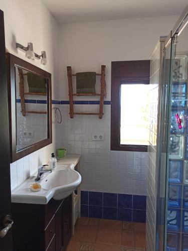 y baño con lavabo y espejo. en Villa Cuatro Encinas, Iznájar en Iznájar