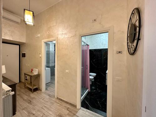 La salle de bains est pourvue d'une grande horloge murale. dans l'établissement NEWHOUSE ANTIUM, à Anzio