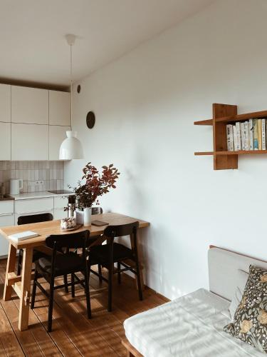 a kitchen and dining room with a table and chairs at hejHUS w Strzyżach in Strzyże