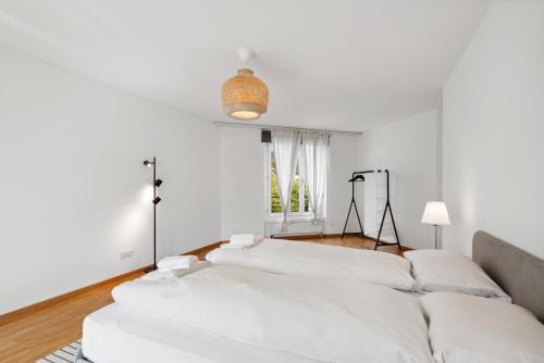 Postel nebo postele na pokoji v ubytování Spacious Central Apartments HOTING