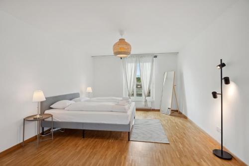 Postel nebo postele na pokoji v ubytování Spacious Central Apartments HOTING