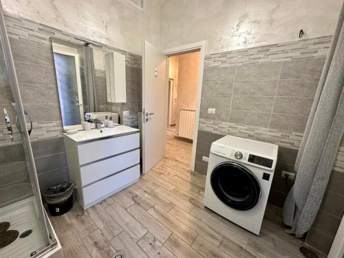 a bathroom with a washing machine and a sink at NEWHOUSE ANTHIUM - Central Chic Anzio in Anzio