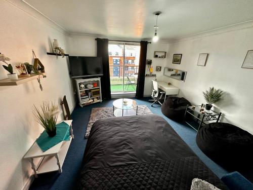 1 dormitorio con 1 cama grande y sala de estar en CustomHouse Balcony view, Dublin 1, en Dublín