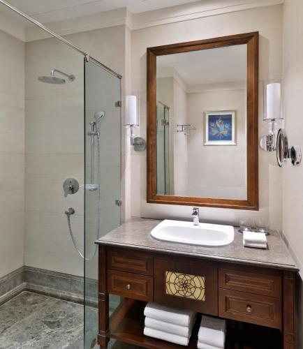 Ένα μπάνιο στο Sheraton Grand Palace Indore