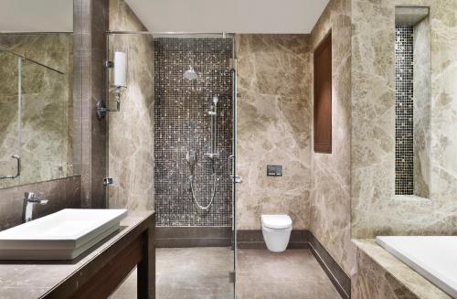 Ένα μπάνιο στο Sheraton Grand Palace Indore