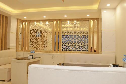 a living room with aasteryasteryasteryasteryasteryasteryasteryasteryasteryasteryastery at Hotel Nilakantha Pvt. Ltd in Kathmandu
