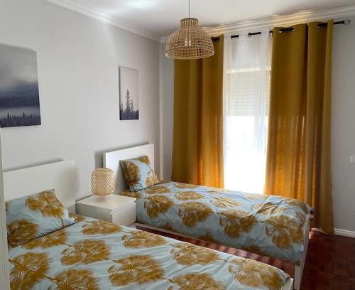 埃里塞拉的住宿－Mar à vista - Seaview apartment，一间卧室设有两张床和窗户。