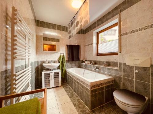 Ένα μπάνιο στο Ferienwohnung Etzelbach
