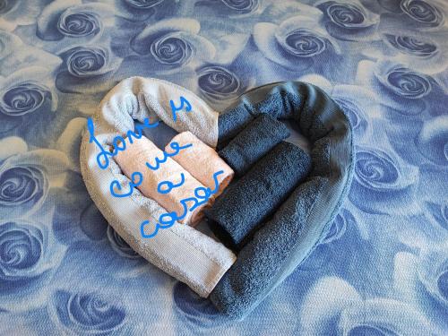 a heart made out of a pair of mitts at Come a casa in Monsummano