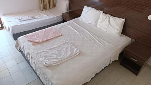 - 2 lits dans une chambre d'hôtel avec des serviettes dans l'établissement Grand Atlas Pansiyon, à Pamukkale