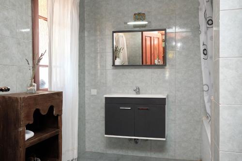 カシュにあるKaktus Adaのバスルーム(洗面台、鏡付)