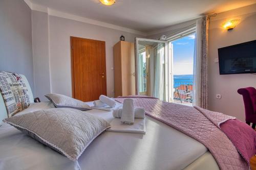 A bed or beds in a room at MY DALMATIA - Sea view villa Danica with private pool